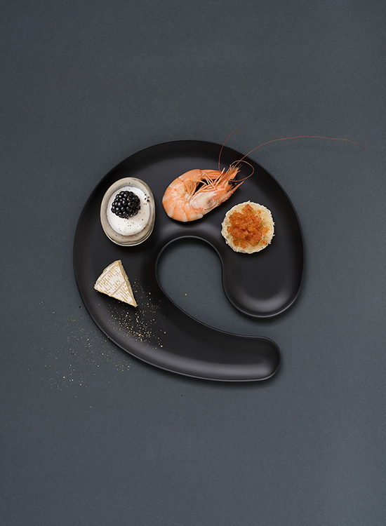 Plate with wine glass holder in nordic design