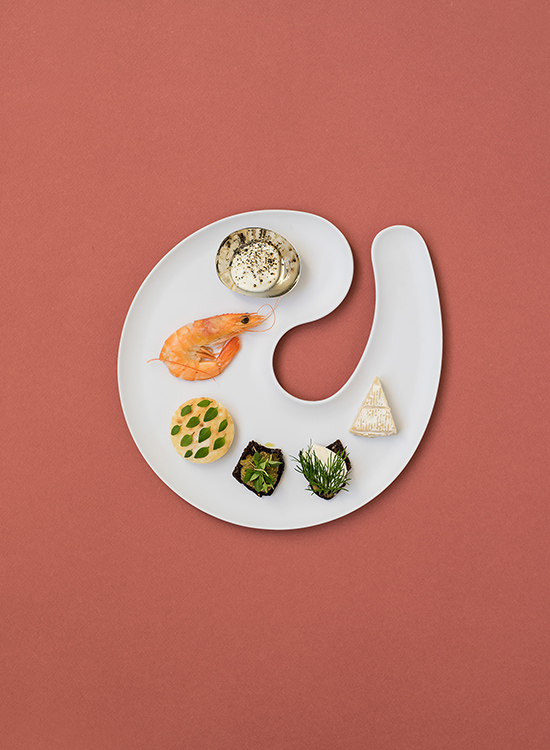 plate for standing events, parties, weddings and receptions in a nordic design, inspired by a shrimp